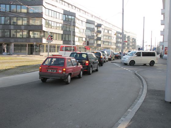 Kein Platz für Velos/ Ausfahrt aus Lothringerkreisel Richtung Voltaplatz