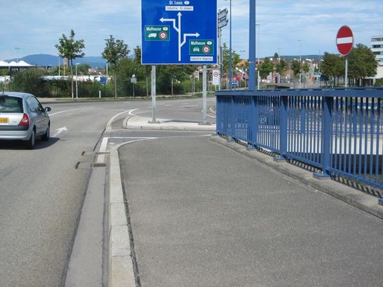 Ein unsichtbares Auto biegt rechts ab