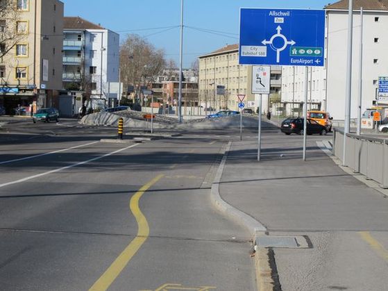 Verengung Luzernerring Einfahrt Flughafenkreisel