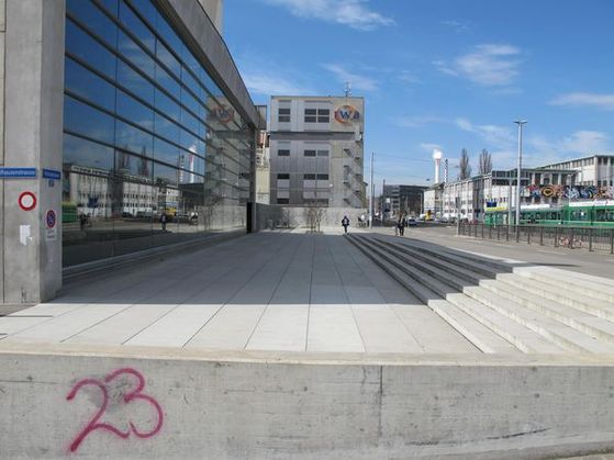 Vorplatz Voltahalle